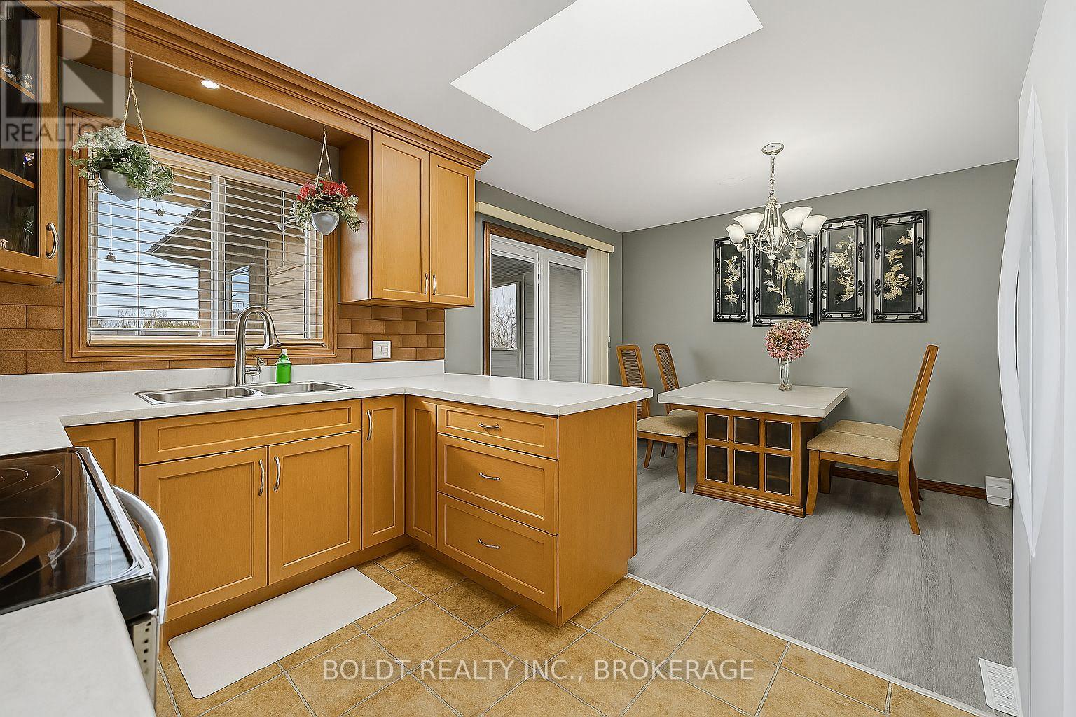 32 Old Oxford Drive, St. Catharines, Ontario  L2M 2K1 - Photo 11 - X12995972