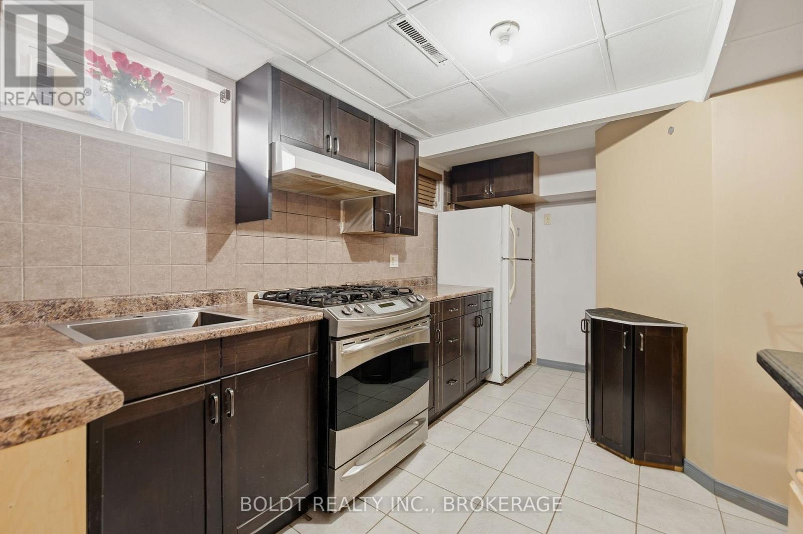 32 Old Oxford Drive, St. Catharines, Ontario  L2M 2K1 - Photo 21 - X12995972