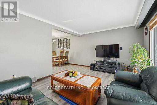 32 Old Oxford Drive, St. Catharines, Ontario  L2M 2K1 - Photo 6 - X12995972