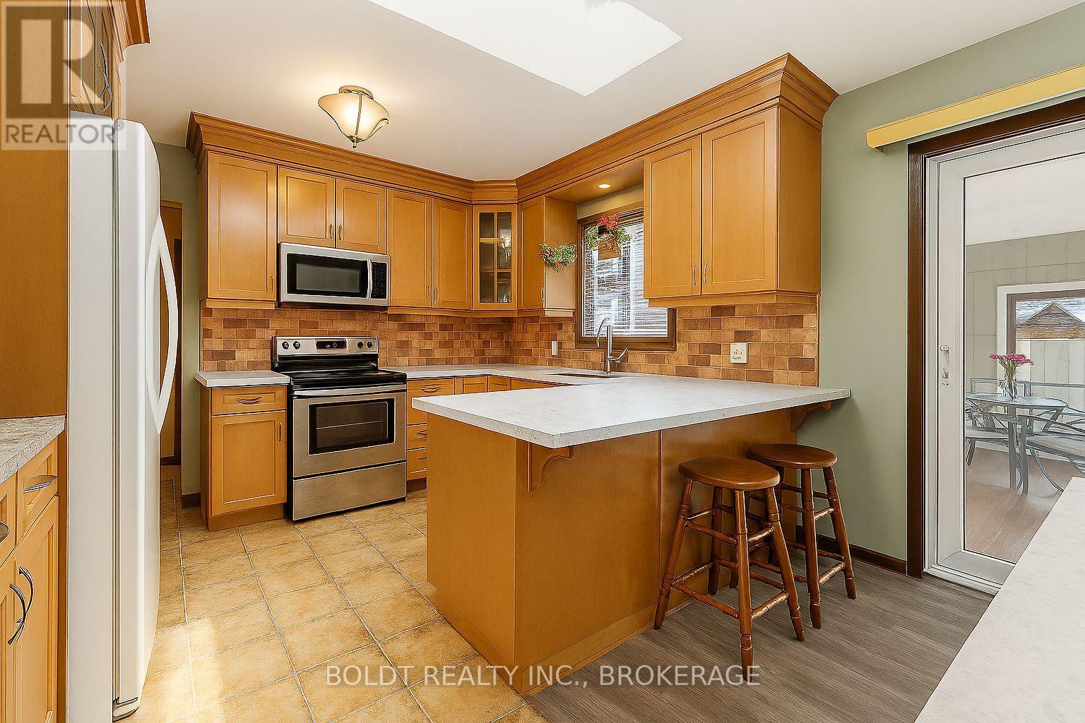 32 Old Oxford Drive, St. Catharines, Ontario  L2M 2K1 - Photo 7 - X12995972