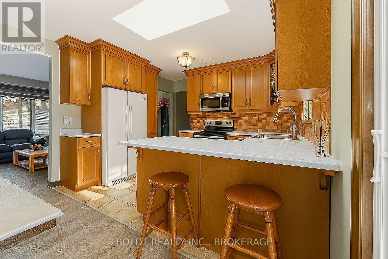 32 Old Oxford Drive, St. Catharines, Ontario  L2M 2K1 - Photo 8 - X12995972