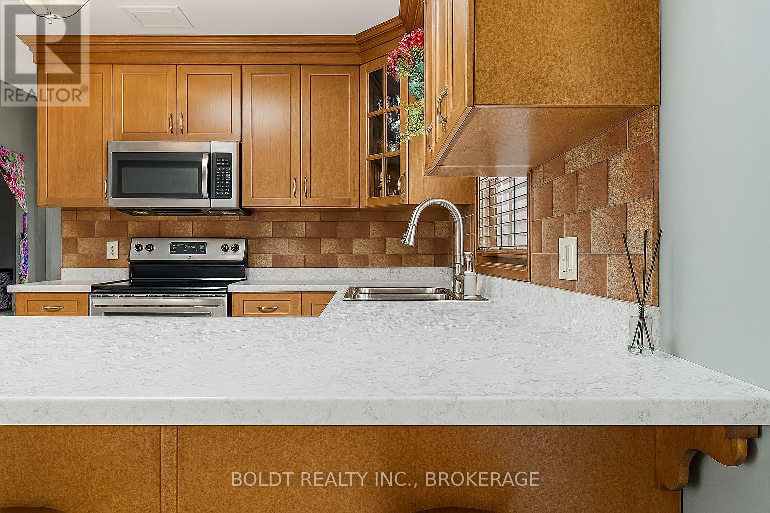 32 Old Oxford Drive, St. Catharines, Ontario  L2M 2K1 - Photo 9 - X12995972