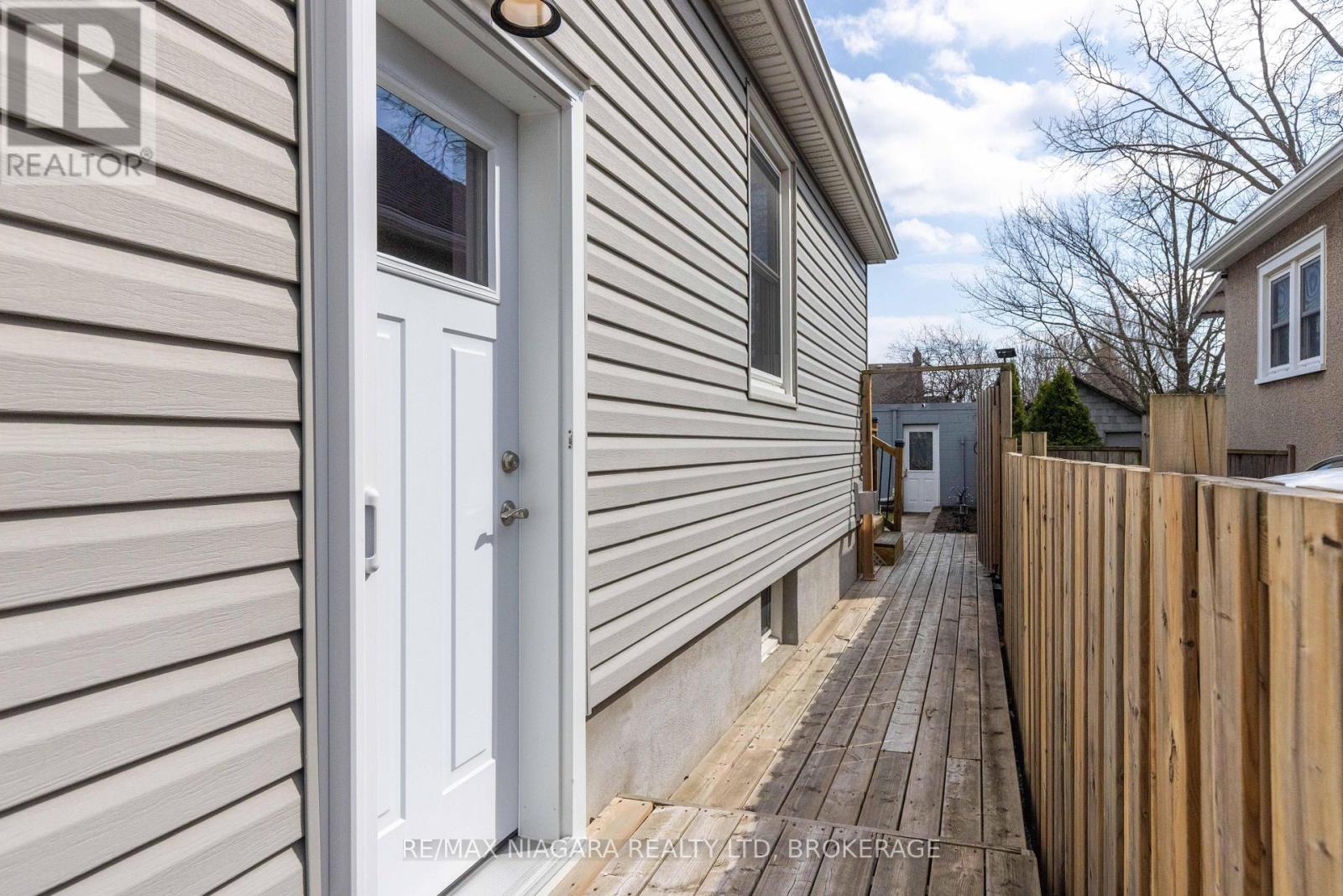 88 Garnet Street, St. Catharines, Ontario  L2M 5G4 - Photo 3 - X12996024