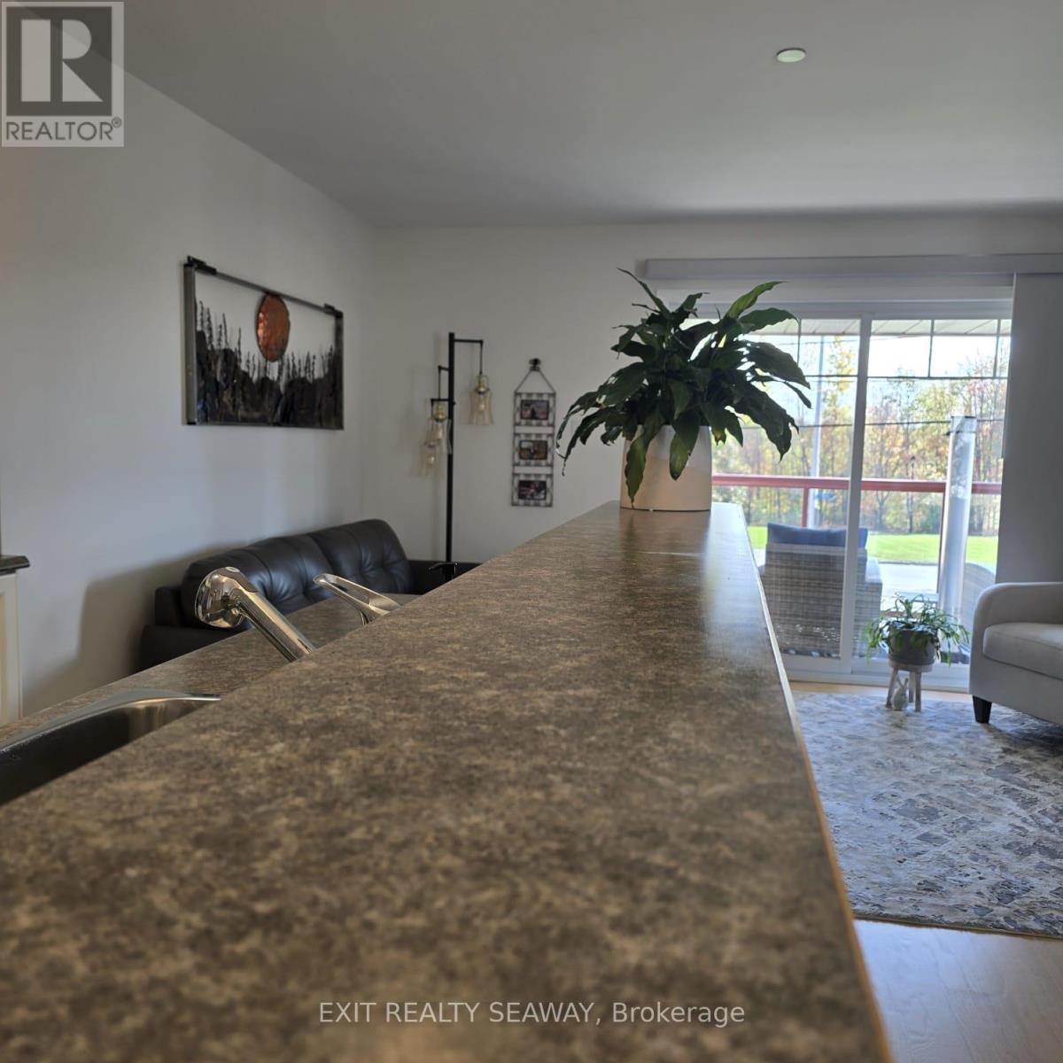 201 - 341 Water Street W, Cornwall, Ontario  K6J 1A5 - Photo 4 - X12462107