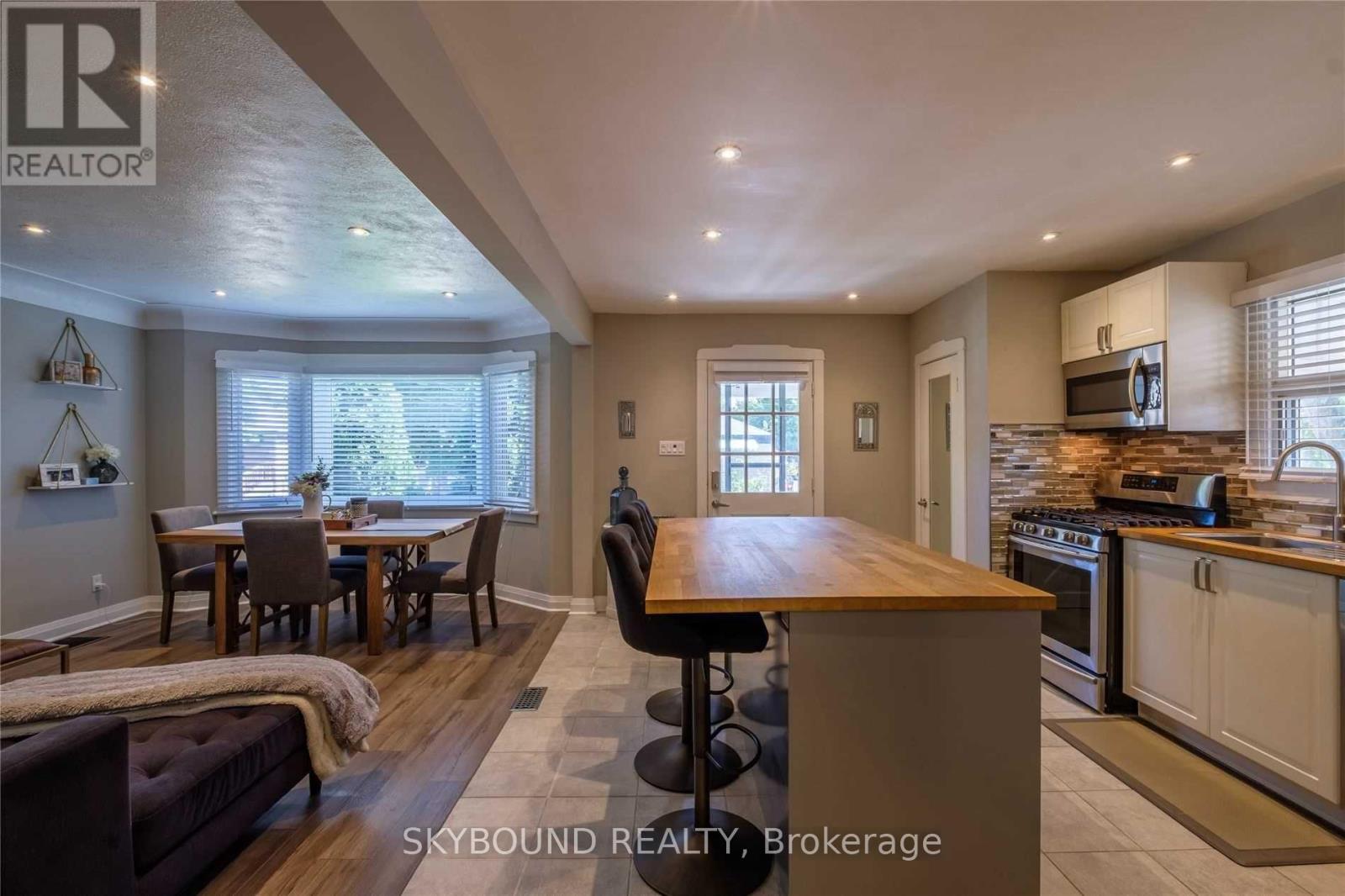 28 East 39th Street, Hamilton, Ontario  L8V 4H1 - Photo 4 - X12995182