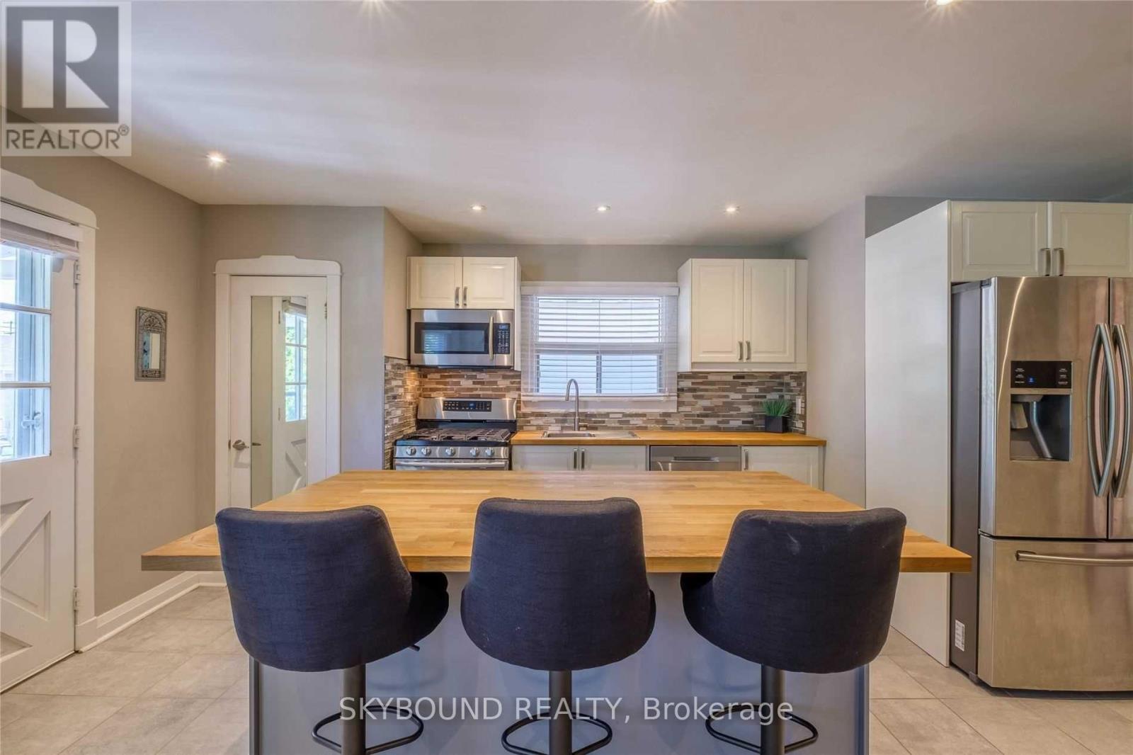 28 East 39th Street, Hamilton, Ontario  L8V 4H1 - Photo 2 - X12995182