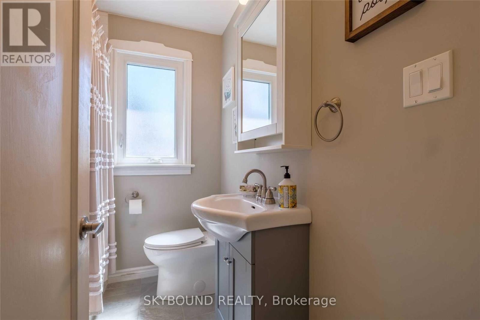 28 East 39th Street, Hamilton, Ontario  L8V 4H1 - Photo 10 - X12995182