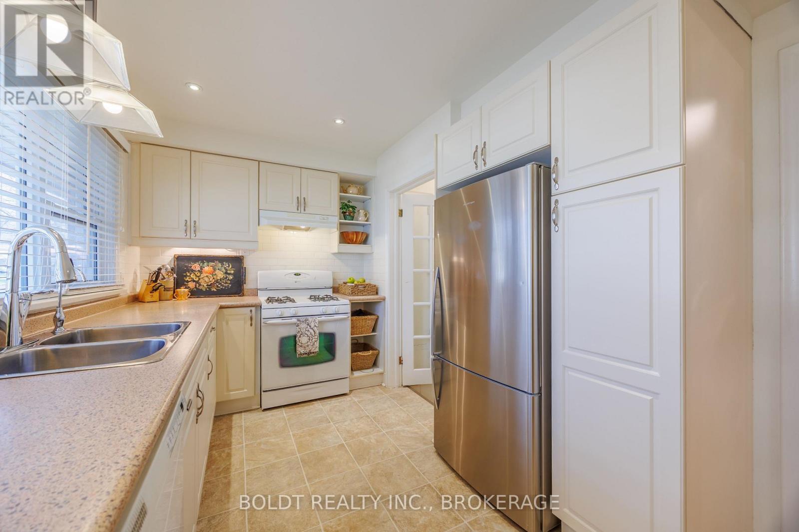 6 Mountainview Drive, St. Catharines (Glendale/glenridge), Ontario  L2T 3H4 - Photo 10 - X12980394