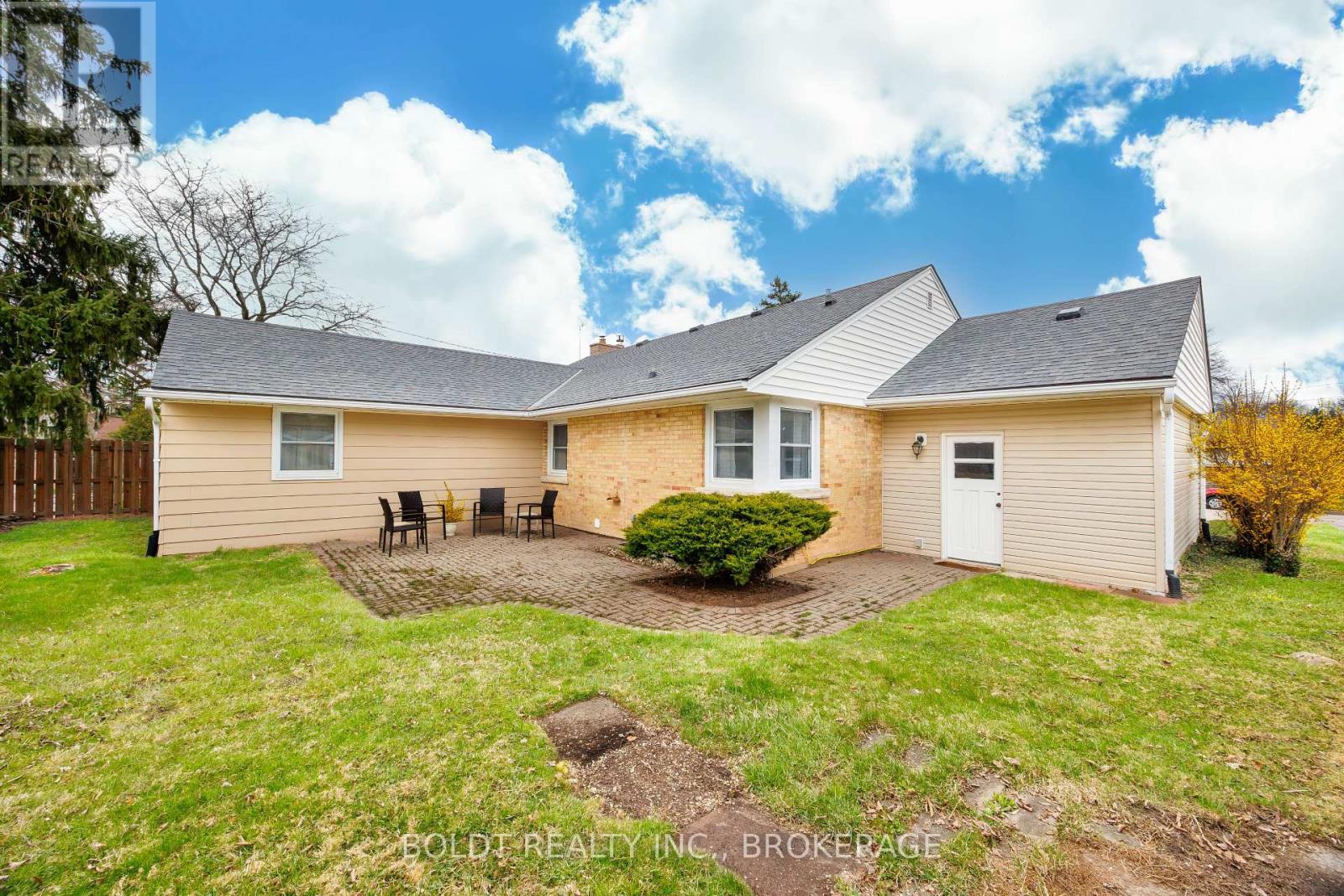 6 Mountainview Drive, St. Catharines (Glendale/glenridge), Ontario  L2T 3H4 - Photo 31 - X12980394