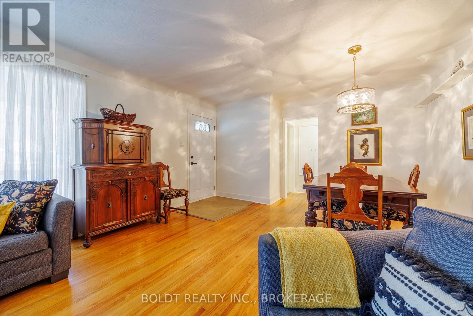 6 Mountainview Drive, St. Catharines (Glendale/glenridge), Ontario  L2T 3H4 - Photo 6 - X12980394