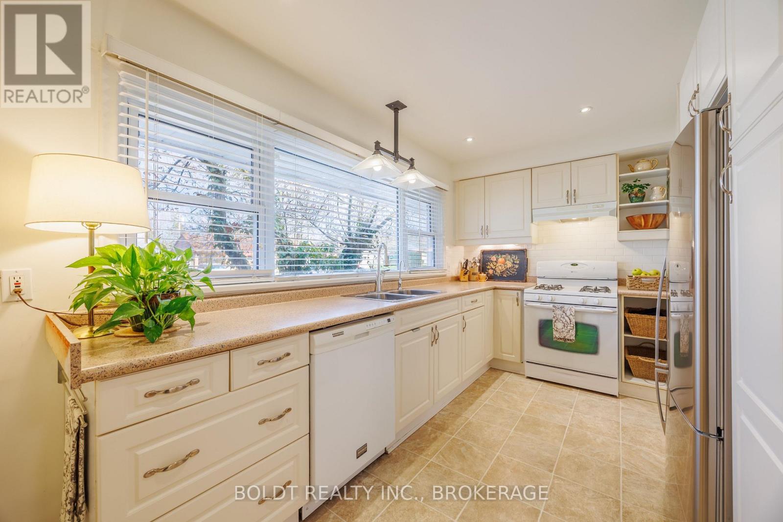 6 Mountainview Drive, St. Catharines (Glendale/glenridge), Ontario  L2T 3H4 - Photo 8 - X12980394