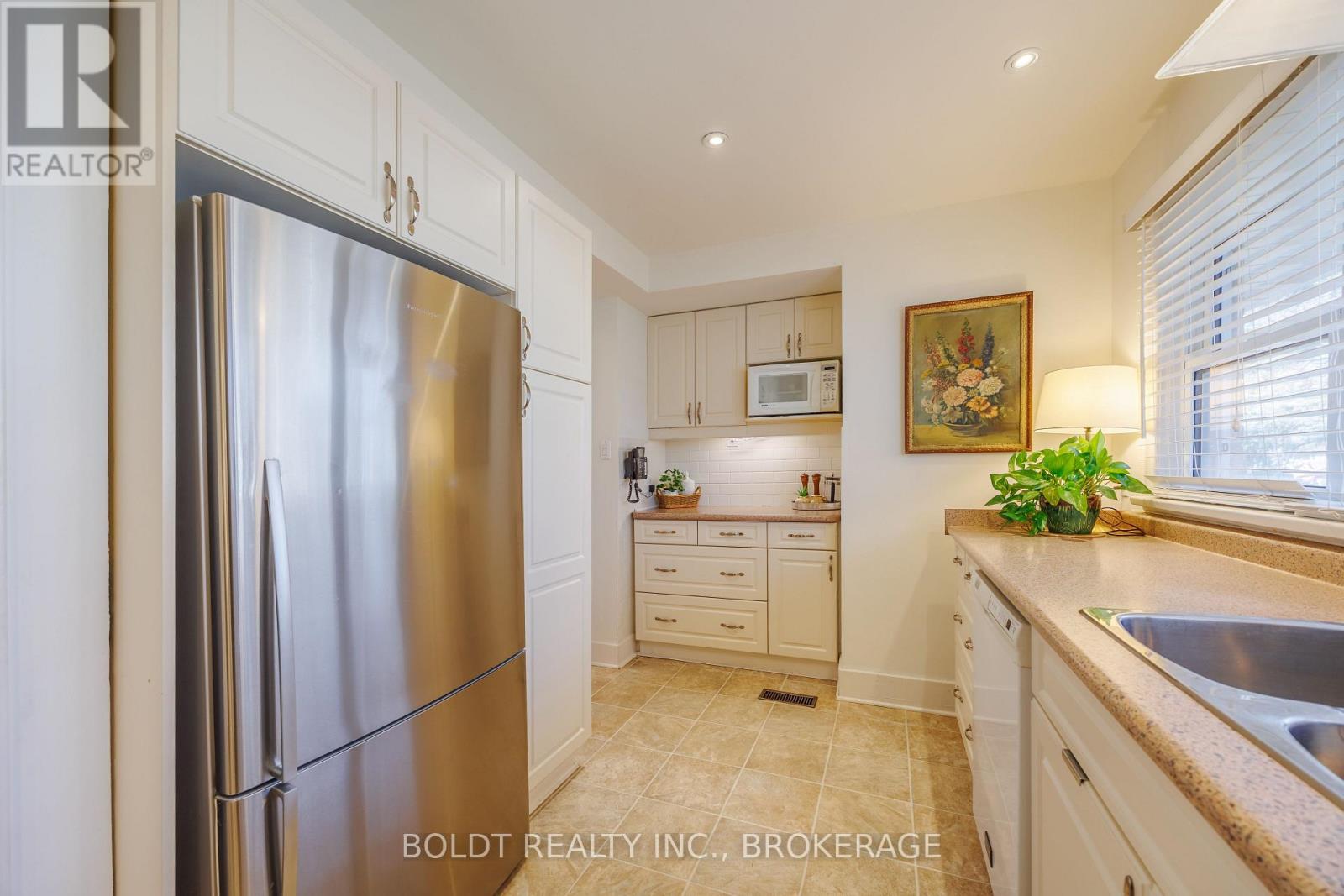 6 Mountainview Drive, St. Catharines (Glendale/glenridge), Ontario  L2T 3H4 - Photo 9 - X12980394