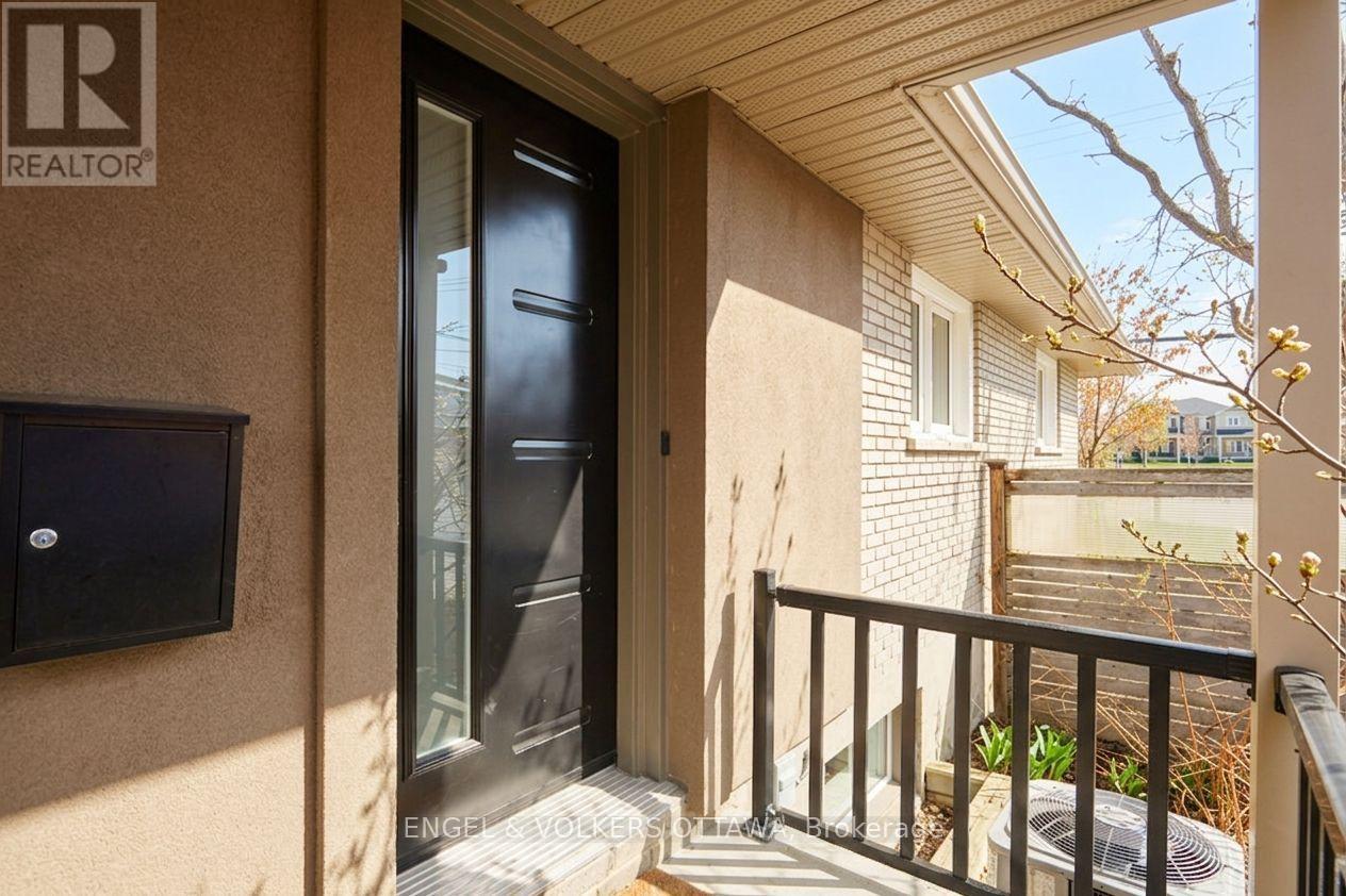 863 Duberry Street, Ottawa, Ontario K2A 3T2 - Photo 4 - X12995240