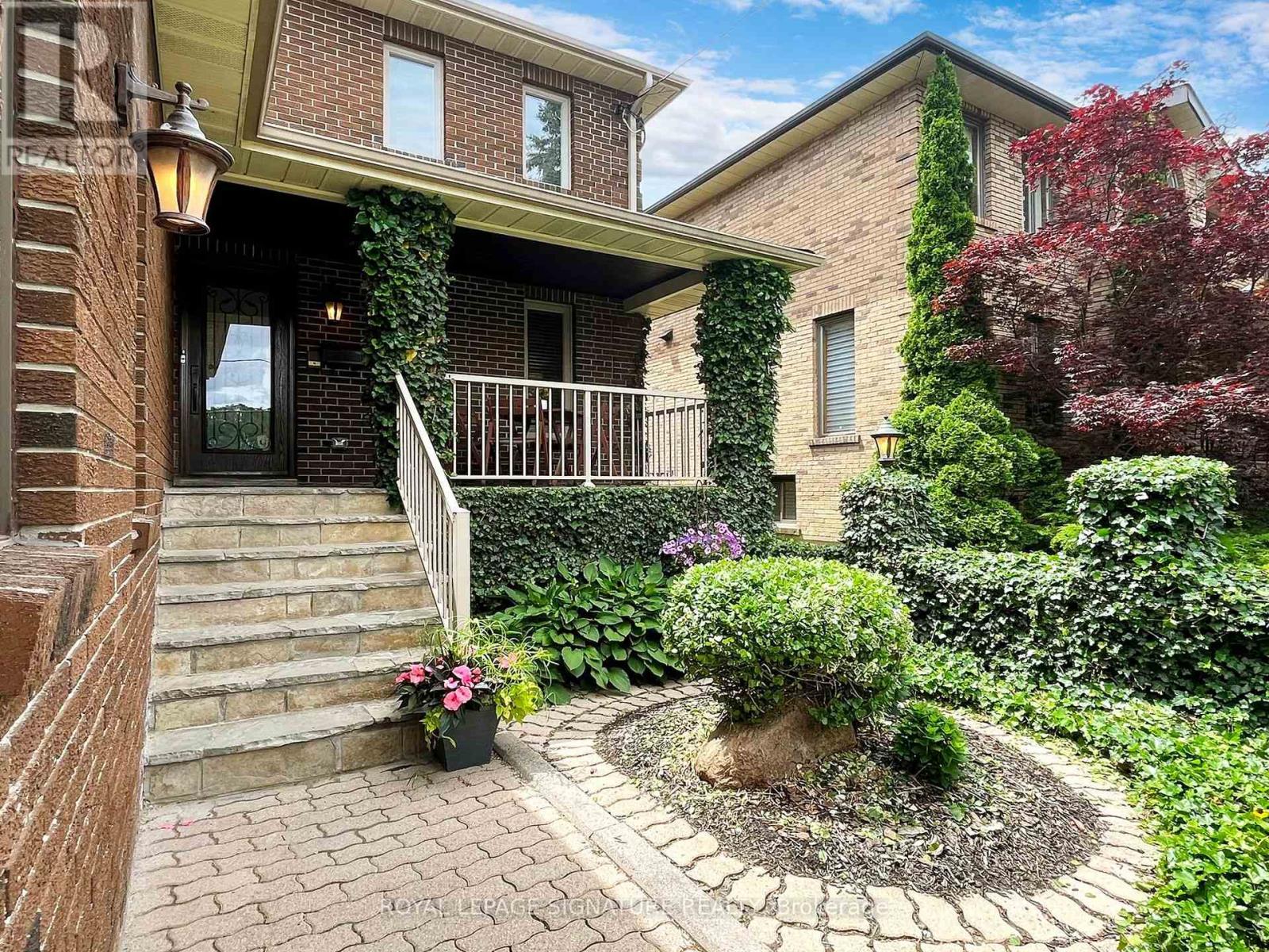 81 Garden Avenue, Richmond Hill, Ontario  L4C 6L6 - Photo 2 - N12810890