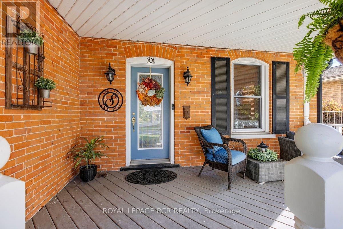 11 King Street, East Gwillimbury, Ontario  L0G 1M0 - Photo 2 - N12849234