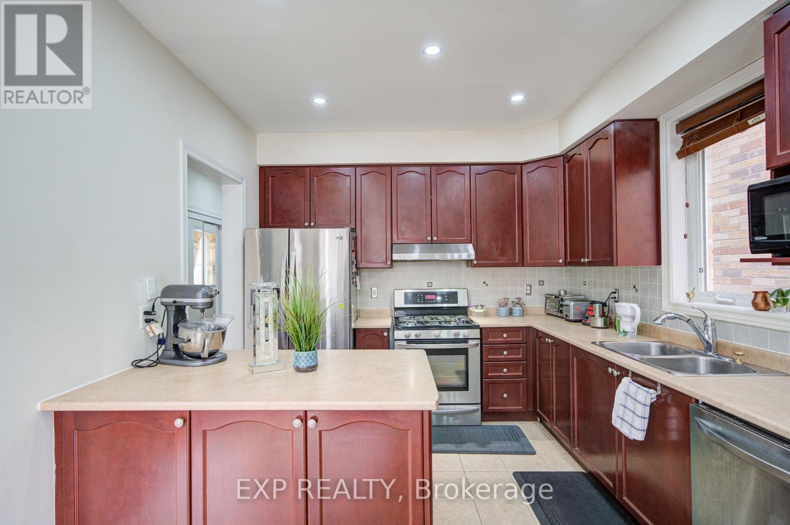 20 Everett Street, Markham, Ontario  L6E 2A4 - Photo 12 - N12996194