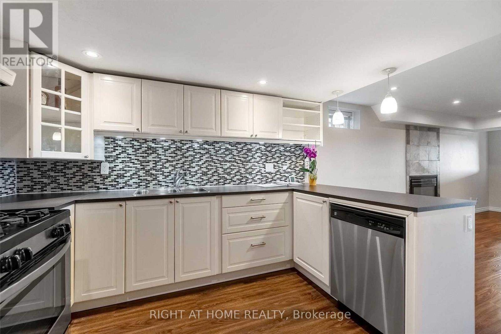 (Basement) - 176 Foxtail Ridge, Newmarket, Ontario  L3X 1Z2 - Photo 2 - N12996224