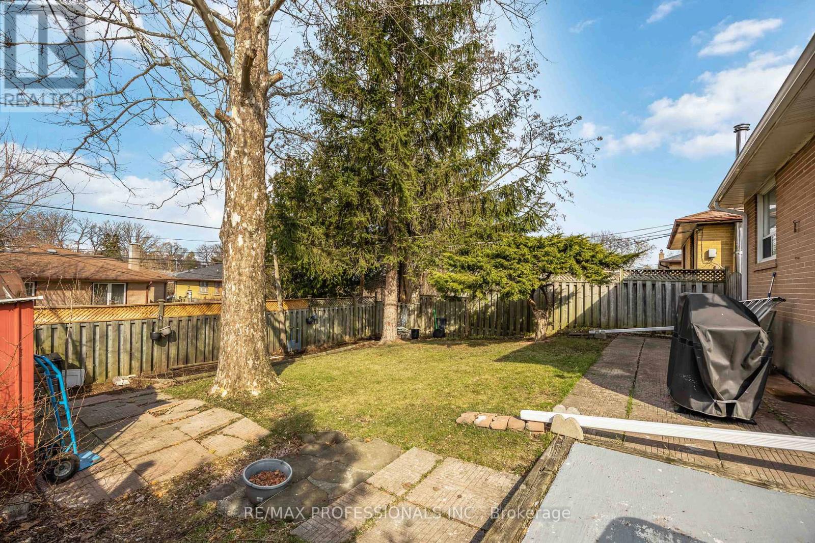 14 Dashwood Crescent, Toronto, Ontario  M9V 2N8 - Photo 22 - W12995082