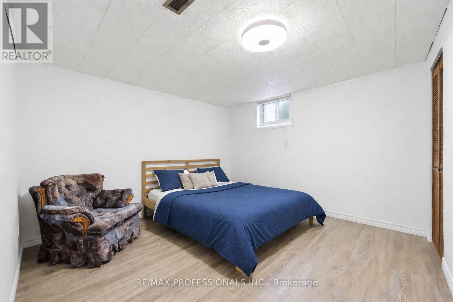 14 Dashwood Crescent, Toronto, Ontario  M9V 2N8 - Photo 16 - W12995082