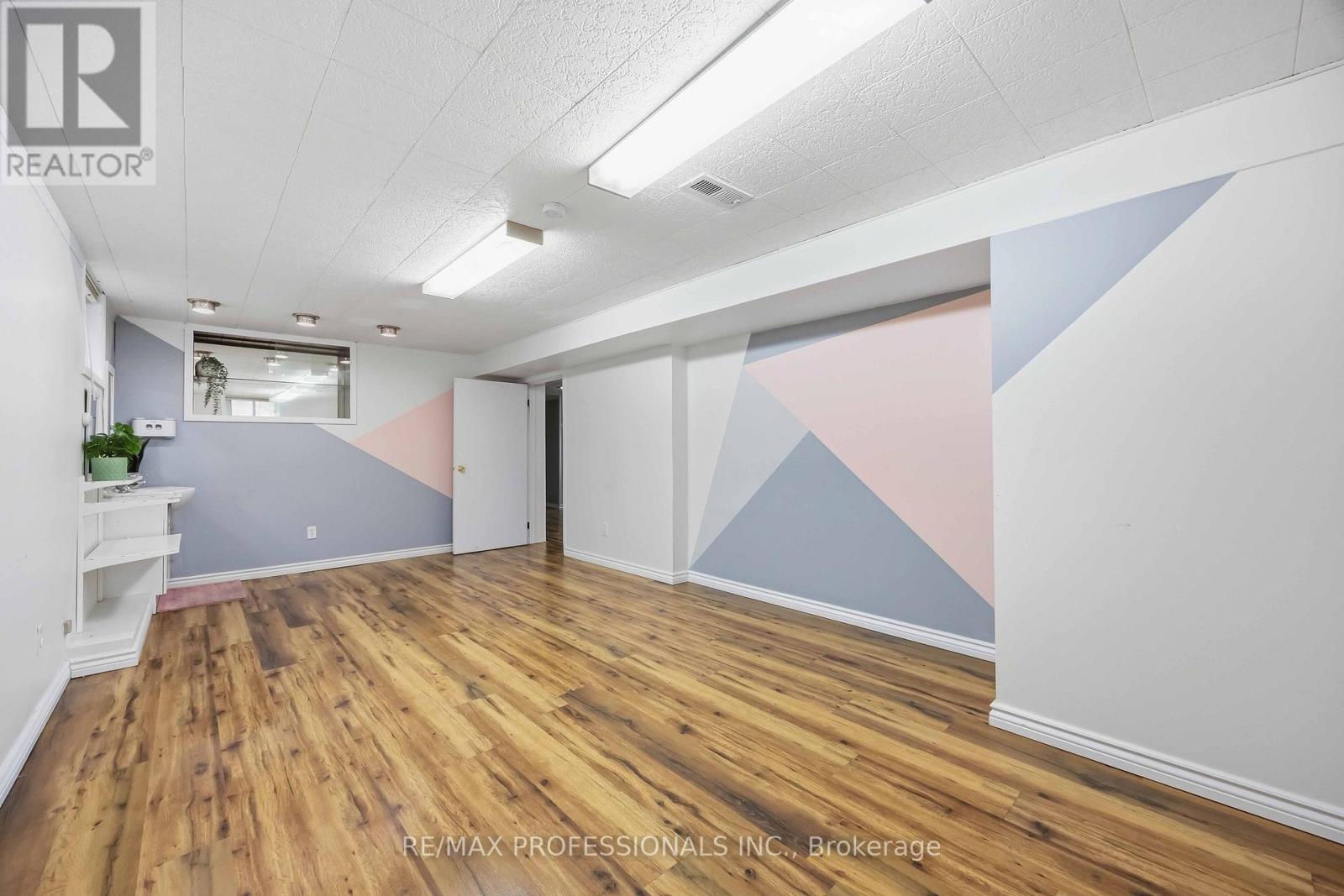 14 Dashwood Crescent, Toronto, Ontario  M9V 2N8 - Photo 18 - W12995082