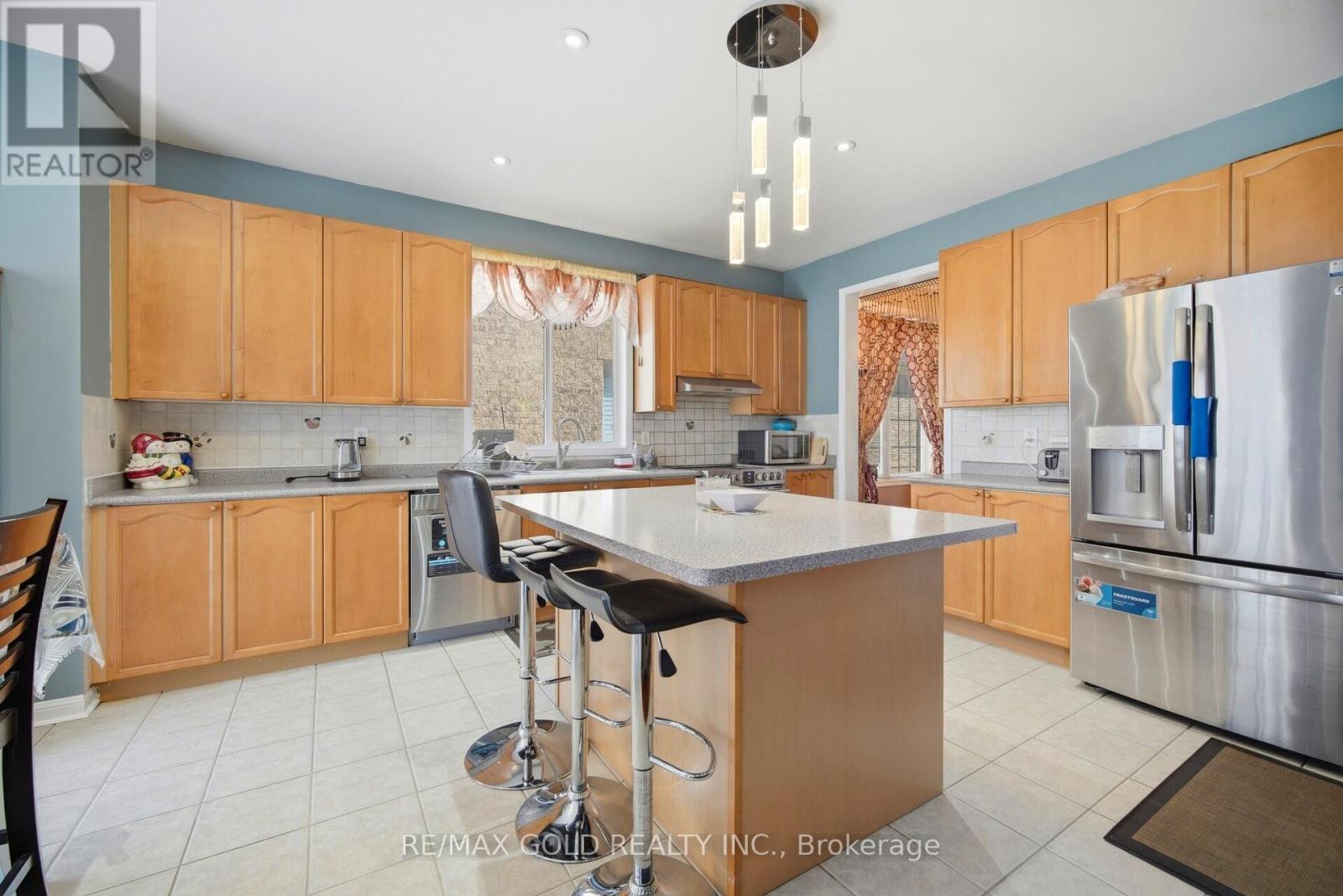 28 Latania Boulevard, Brampton, Ontario  L6P 1S9 - Photo 8 - W12995988