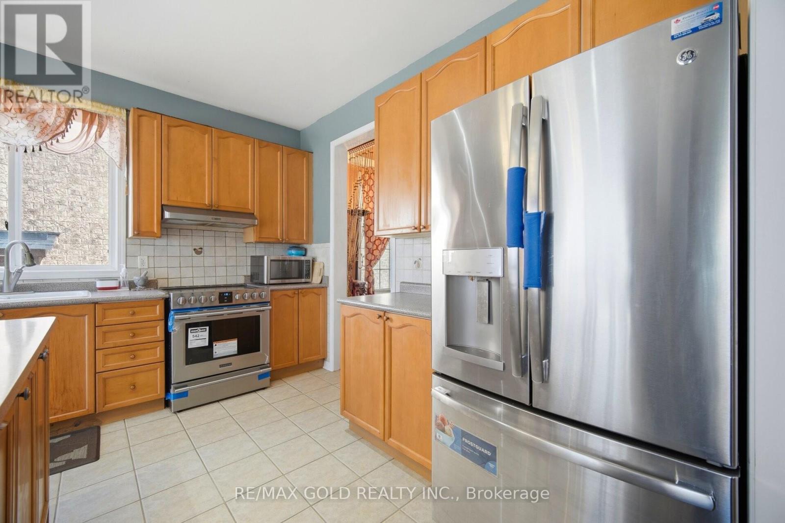 28 Latania Boulevard, Brampton, Ontario  L6P 1S9 - Photo 9 - W12995988