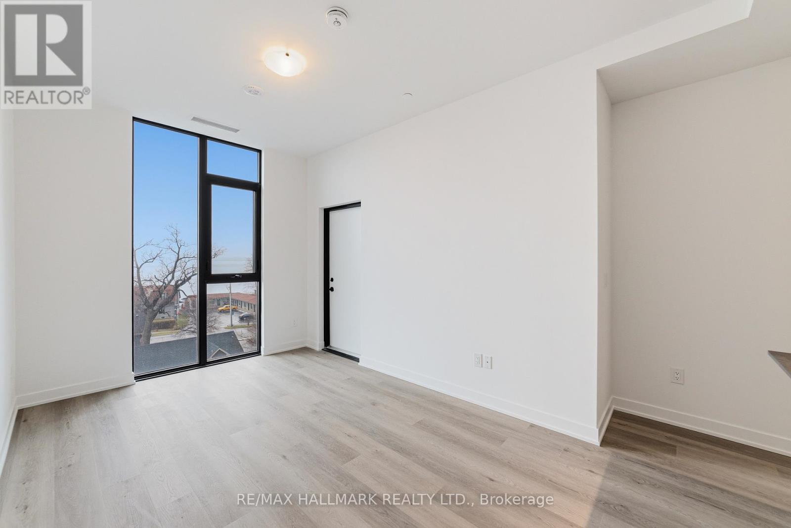 409 - 2075 Lakeshore Road N, Burlington, Ontario  L7R 1E2 - Photo 11 - W12996124