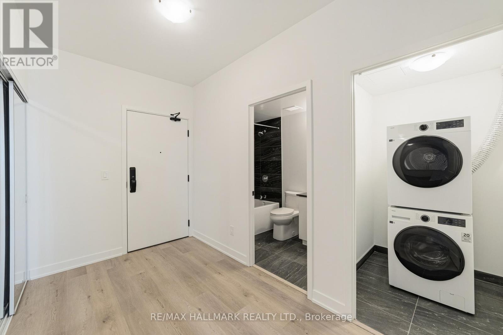 409 - 2075 Lakeshore Road N, Burlington, Ontario  L7R 1E2 - Photo 4 - W12996124