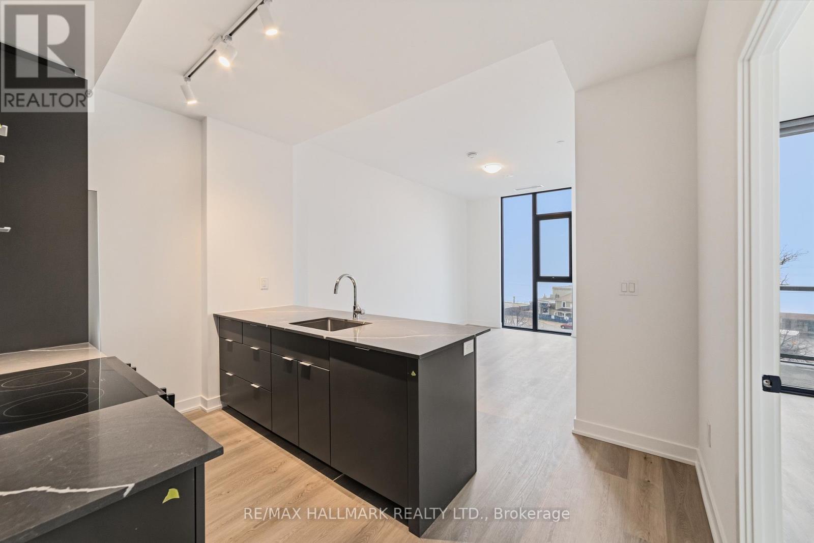 409 - 2075 Lakeshore Road N, Burlington, Ontario  L7R 1E2 - Photo 6 - W12996124