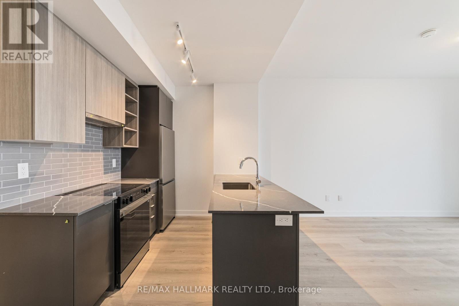 409 - 2075 Lakeshore Road N, Burlington, Ontario  L7R 1E2 - Photo 7 - W12996124