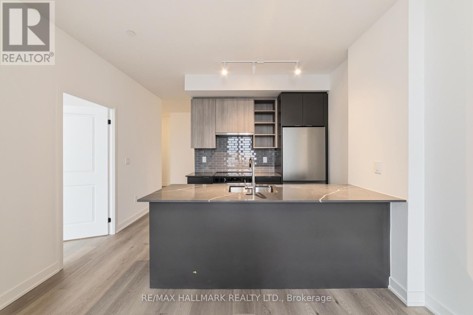 409 - 2075 Lakeshore Road N, Burlington, Ontario  L7R 1E2 - Photo 8 - W12996124