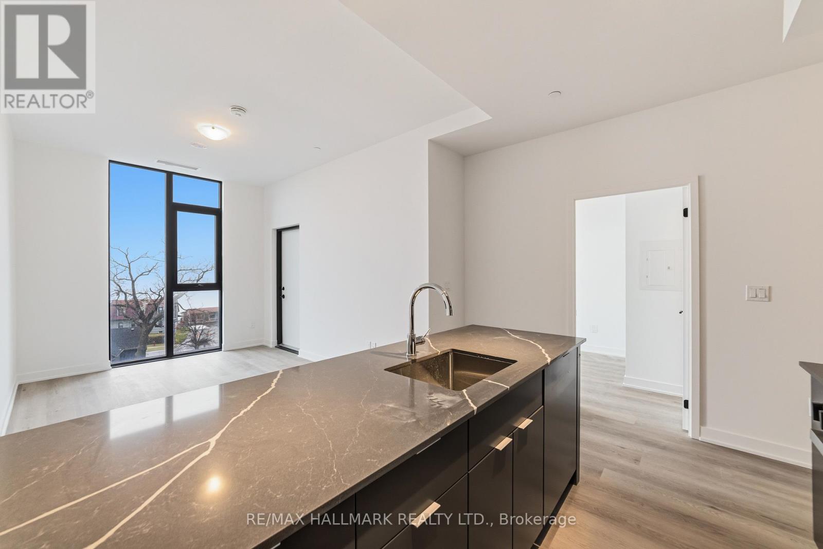 409 - 2075 Lakeshore Road N, Burlington, Ontario  L7R 1E2 - Photo 9 - W12996124