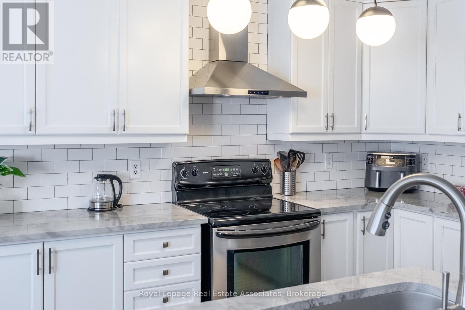 4680 Mcleod Road, Burlington, Ontario  L7M 0K6 - Photo 6 - W12996252