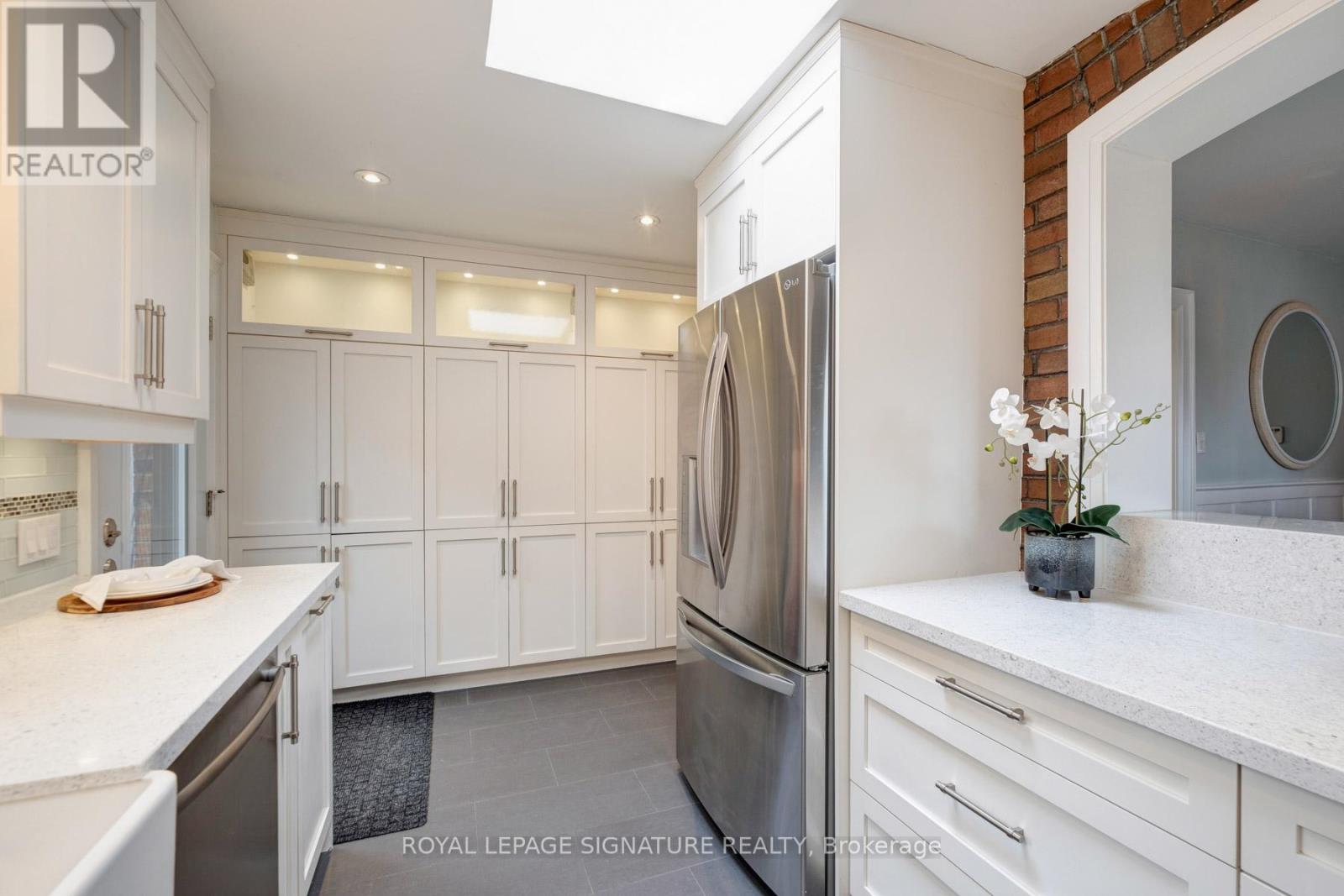 562 Indian Road, Toronto, Ontario  M6P 2C2 - Photo 10 - W12996288