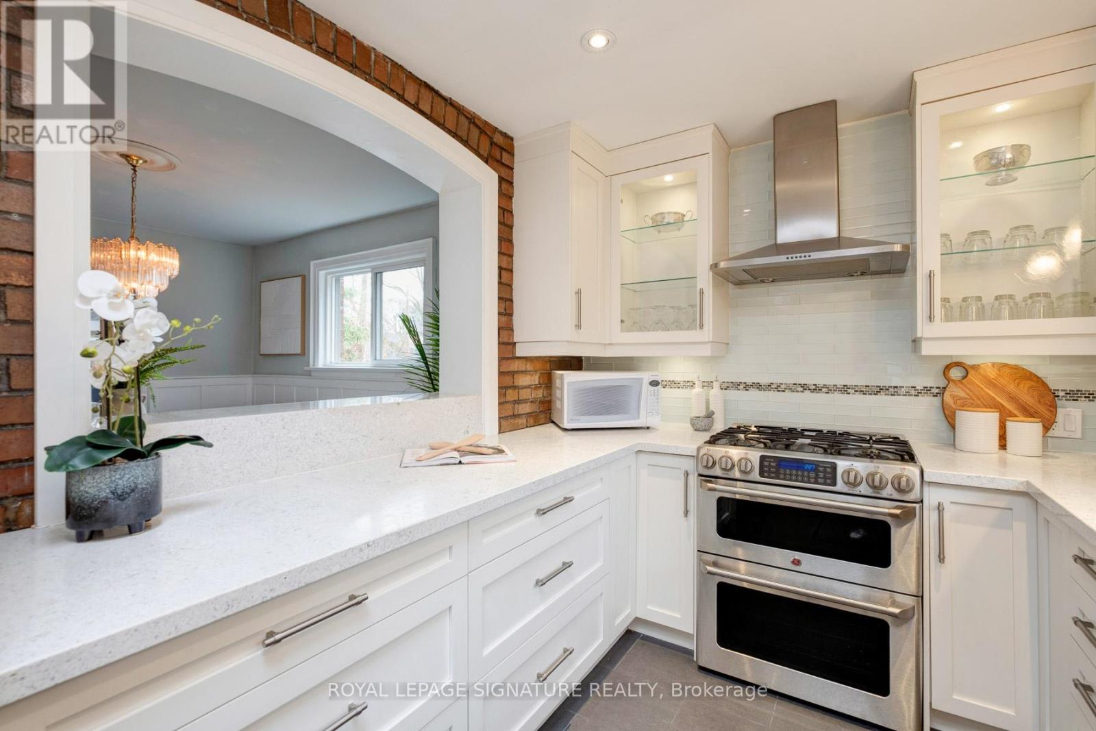 562 Indian Road, Toronto, Ontario  M6P 2C2 - Photo 11 - W12996288