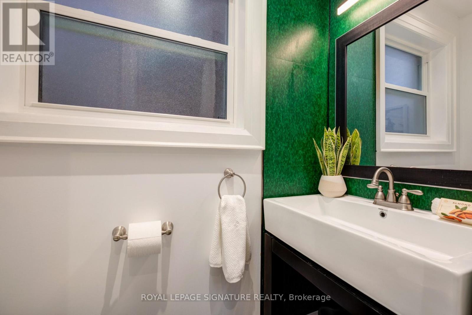 562 Indian Road, Toronto, Ontario  M6P 2C2 - Photo 12 - W12996288