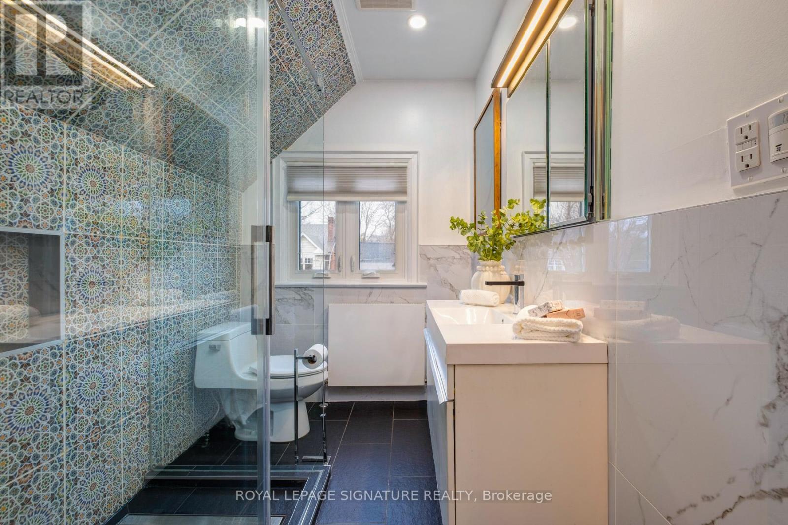 562 Indian Road, Toronto, Ontario  M6P 2C2 - Photo 19 - W12996288