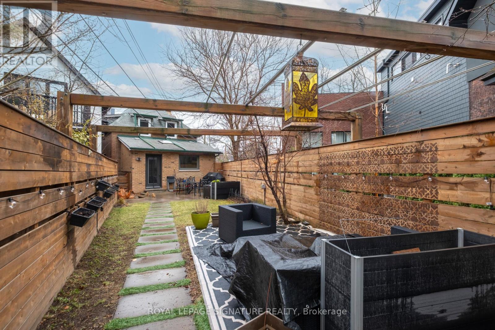 562 Indian Road, Toronto, Ontario  M6P 2C2 - Photo 27 - W12996288