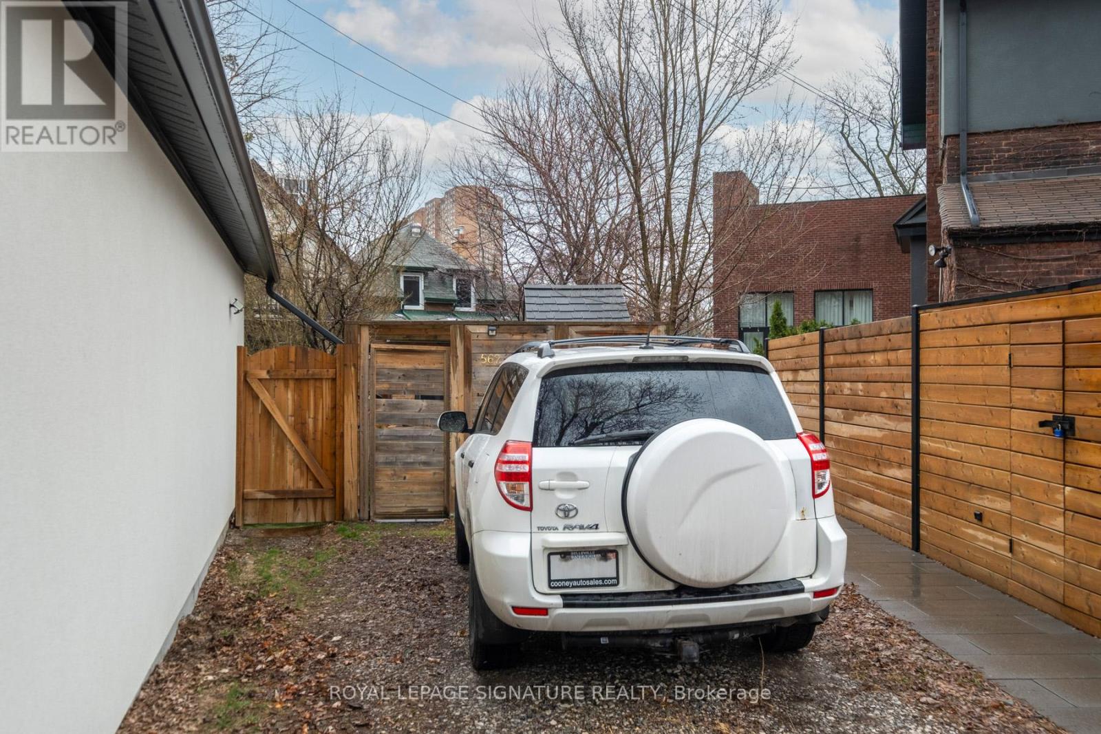 562 Indian Road, Toronto, Ontario  M6P 2C2 - Photo 28 - W12996288