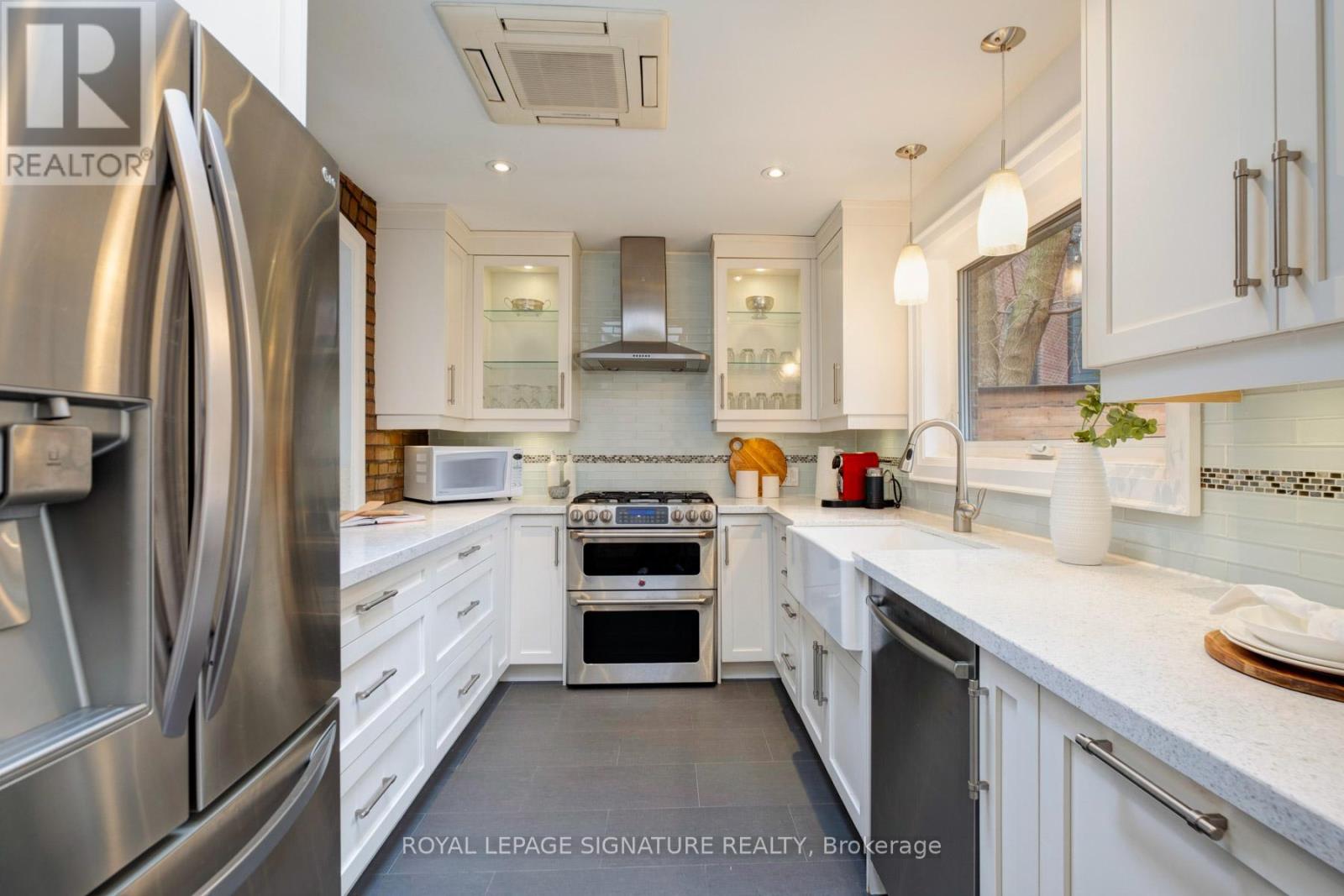 562 Indian Road, Toronto, Ontario  M6P 2C2 - Photo 8 - W12996288