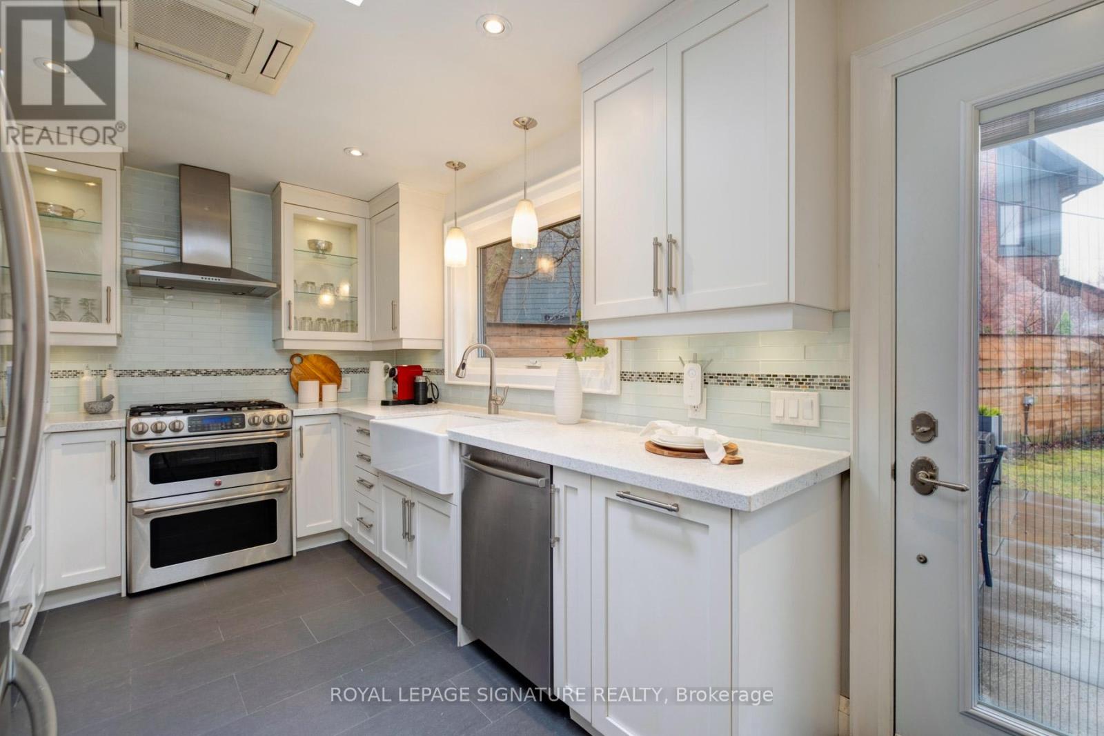 562 Indian Road, Toronto, Ontario  M6P 2C2 - Photo 9 - W12996288