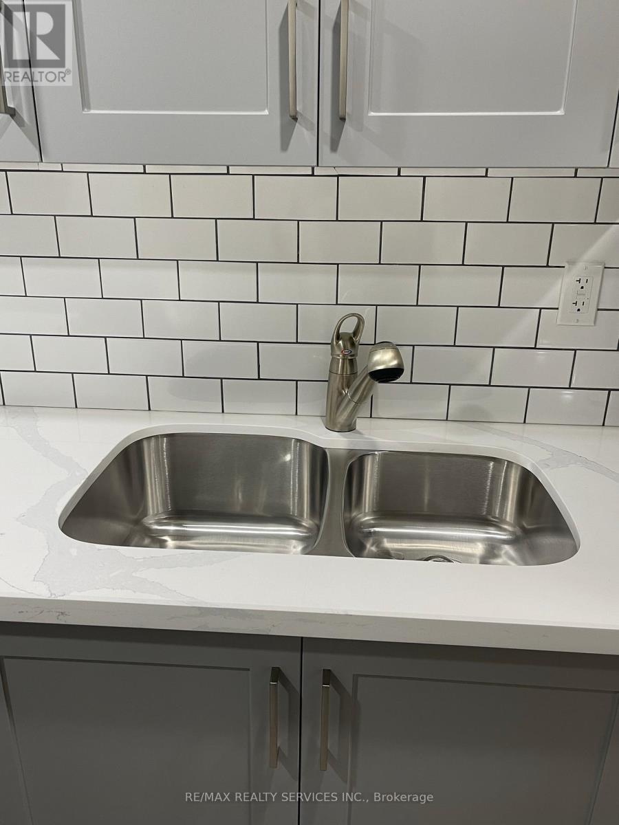 34 Ebury (Lower) Drive, Brampton, Ontario  L6X 5M1 - Photo 10 - W12996294