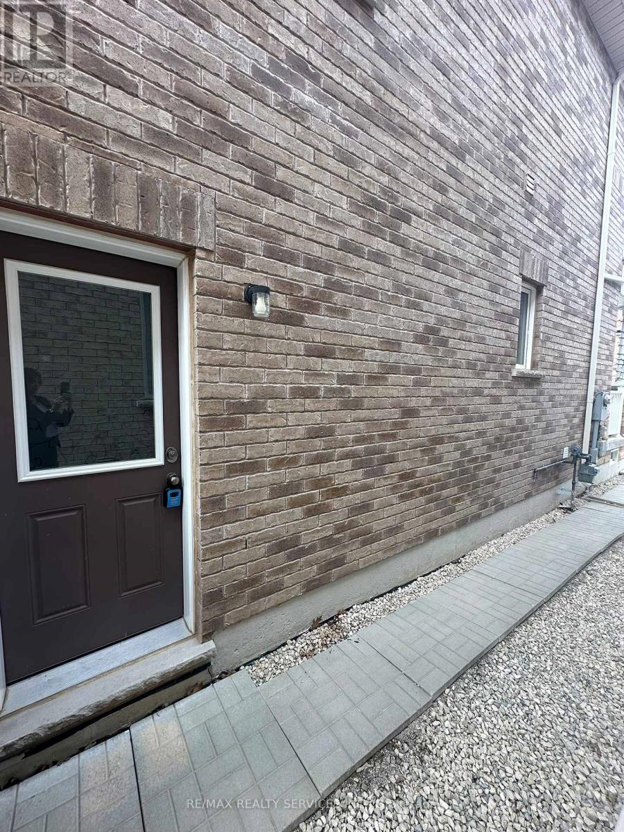 34 Ebury (Lower) Drive, Brampton, Ontario  L6X 5M1 - Photo 3 - W12996294