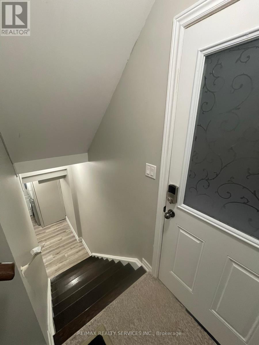 34 Ebury (Lower) Drive, Brampton, Ontario  L6X 5M1 - Photo 5 - W12996294