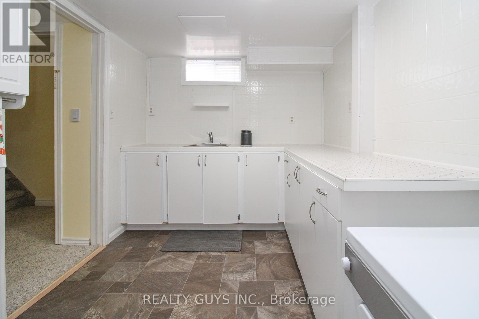 734 Crawford Place, Peterborough (Otonabee Ward 1), Ontario  K9J 3X3 - Photo 36 - X12996340