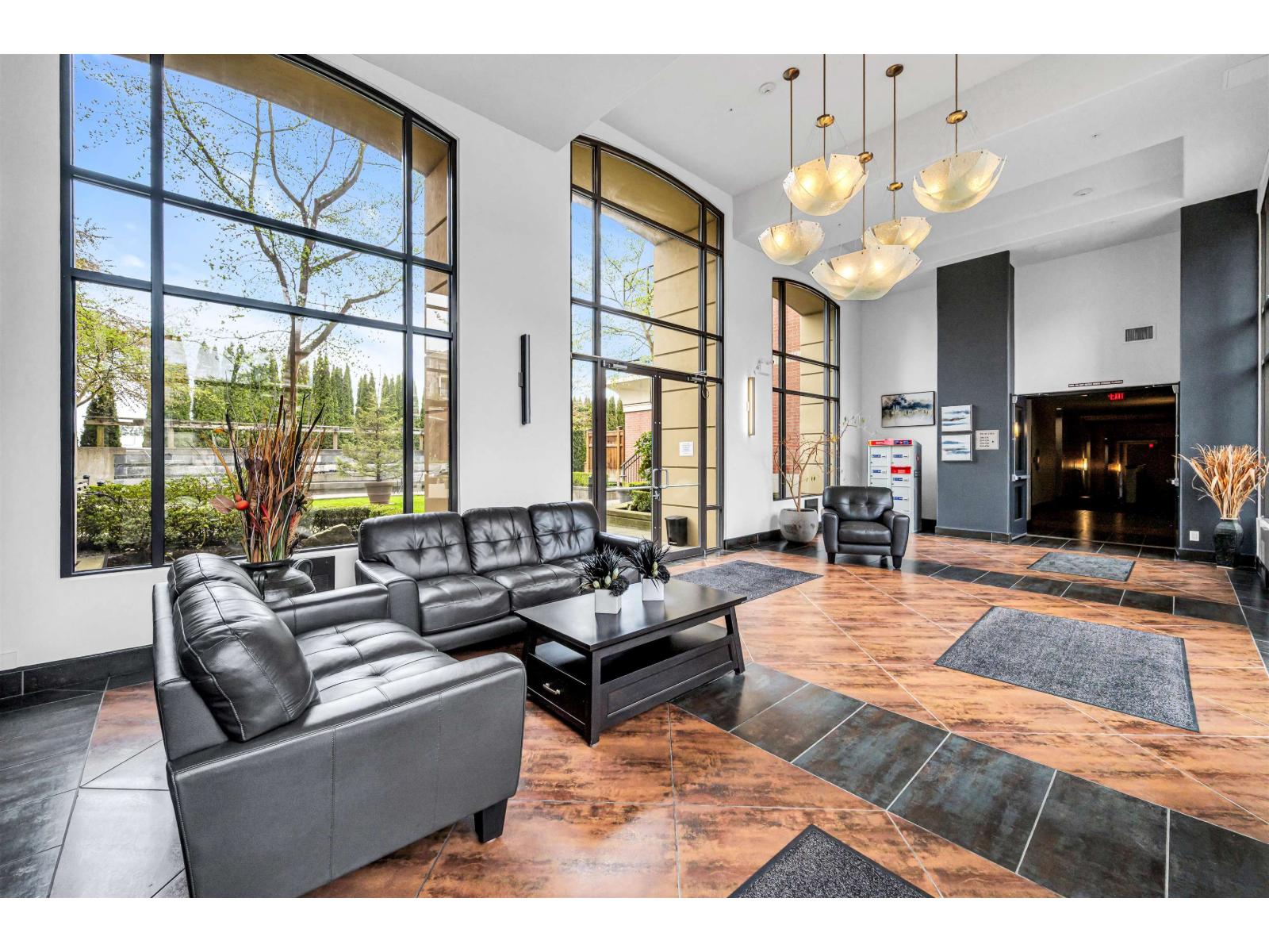 111 2970 King George Boulevard, Surrey, British Columbia  V4P 0E6 - Photo 3 - R3111057