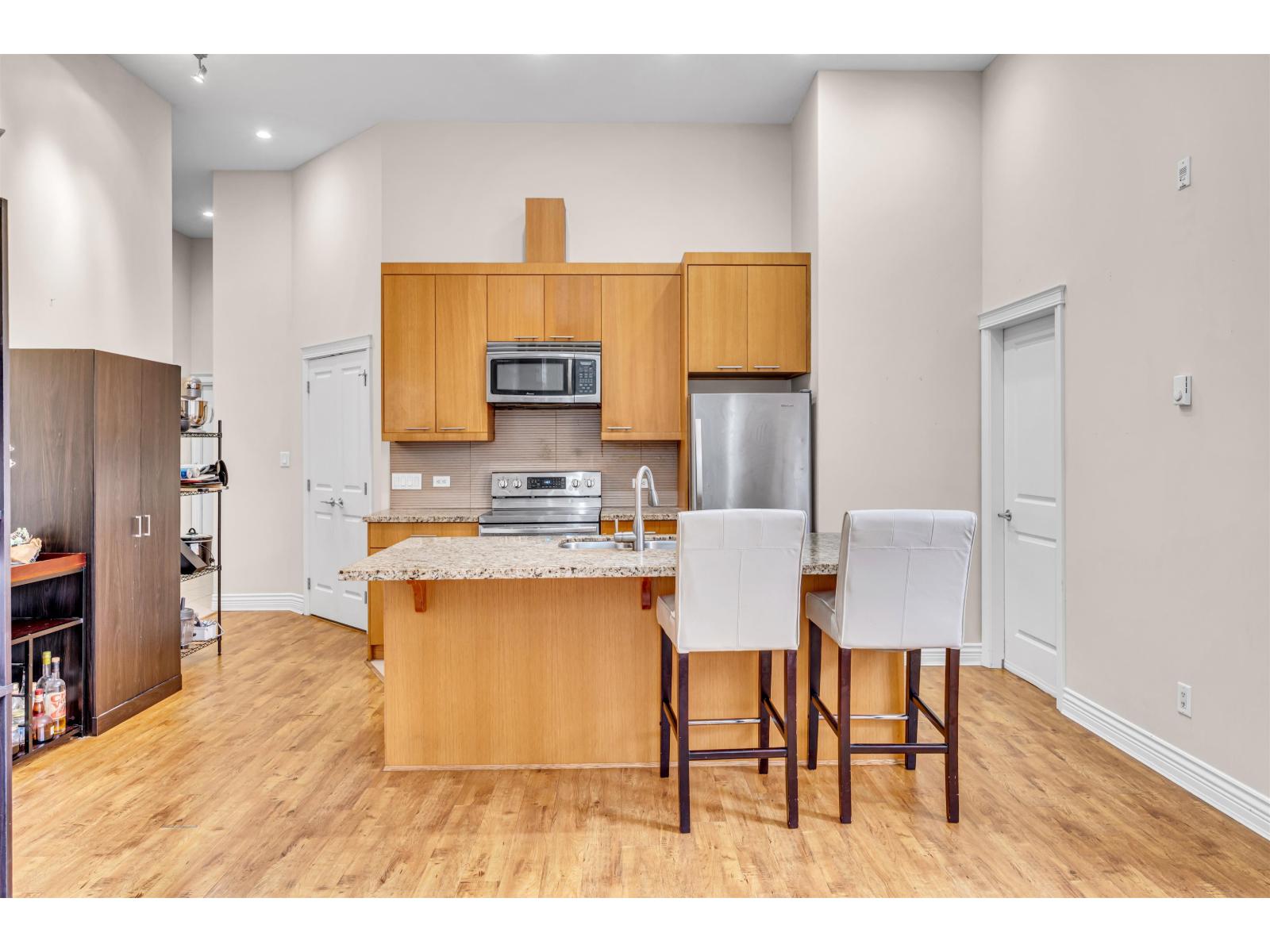 111 2970 King George Boulevard, Surrey, British Columbia  V4P 0E6 - Photo 8 - R3111057