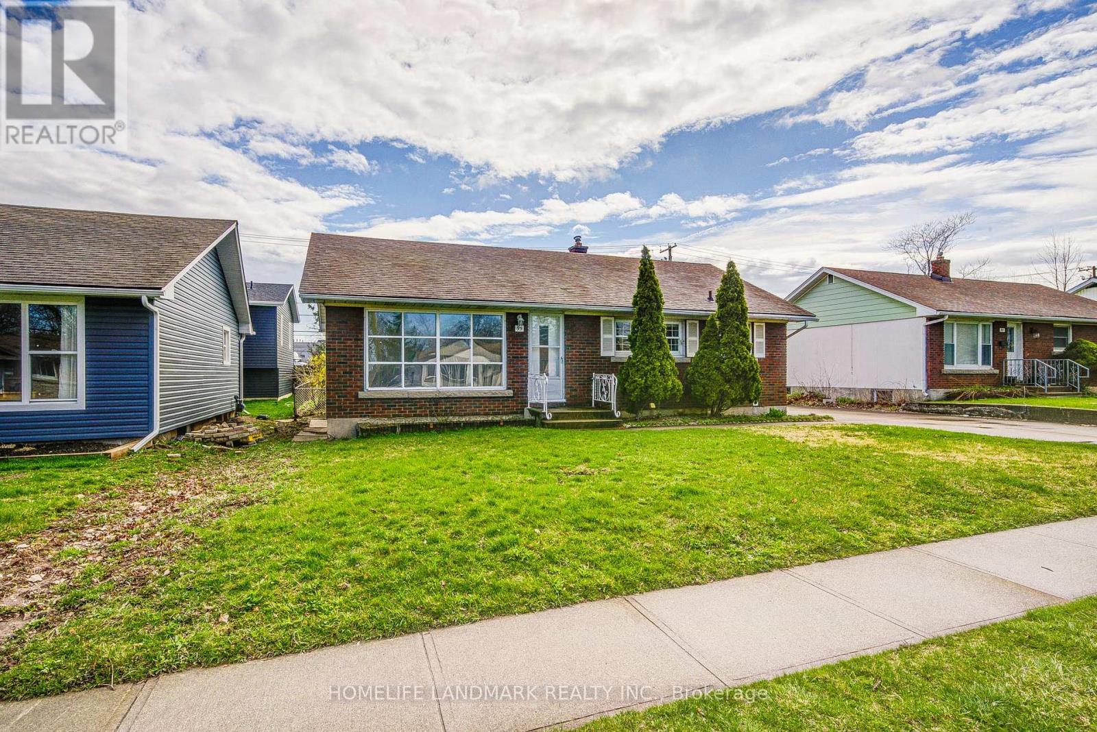 95 Jacobson Avenue, St. Catharines, Ontario  L2T 3A4 - Photo 2 - X12996276