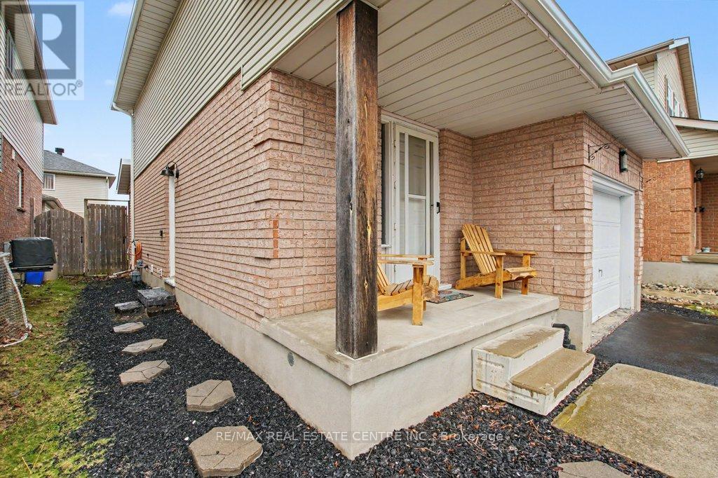 32 Marisa Street, Kitchener, Ontario  N2K 3V8 - Photo 6 - X12996302