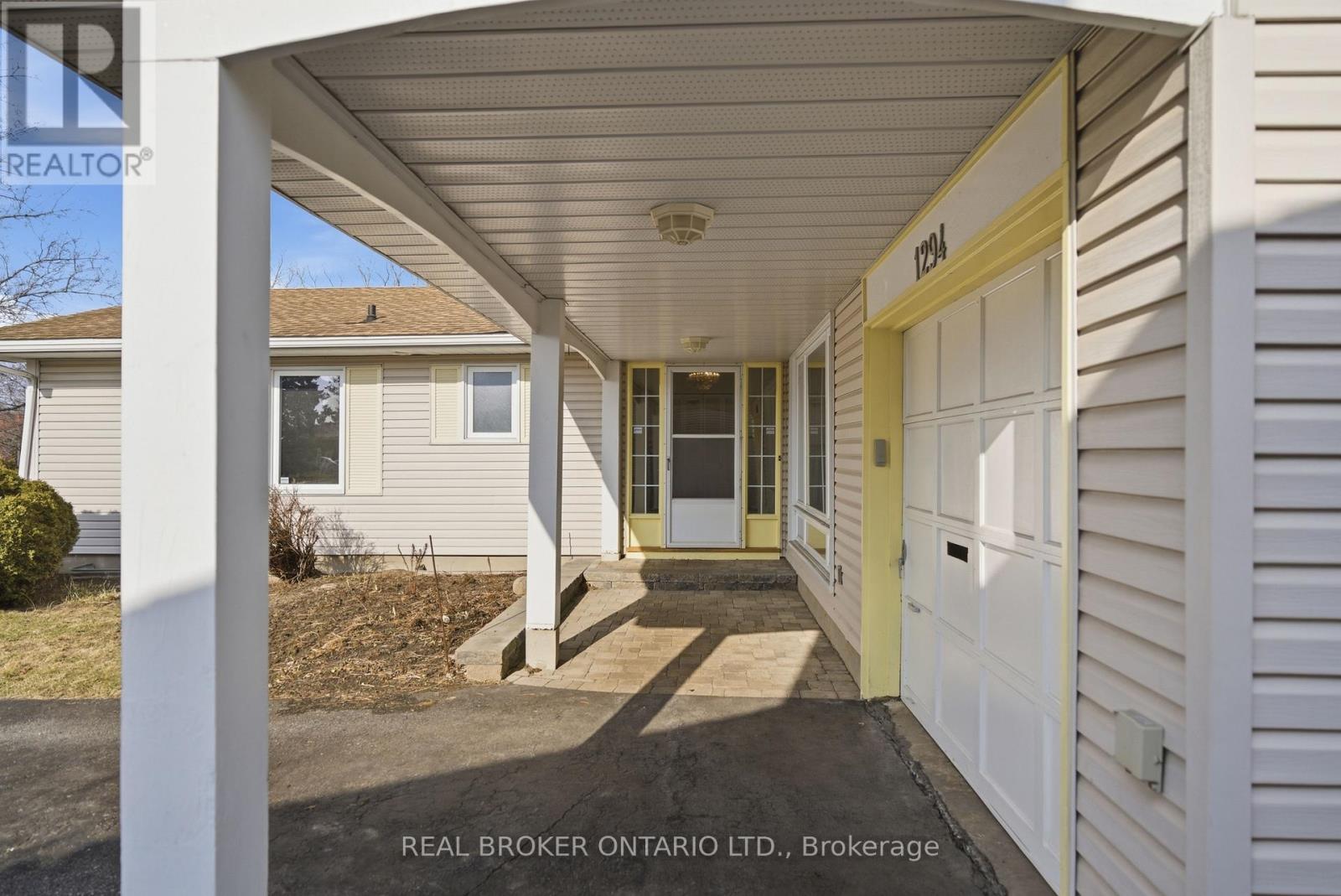 1294 Fernwood Drive, Ottawa, Ontario K1V 7J9 - Photo 2 - X12996380